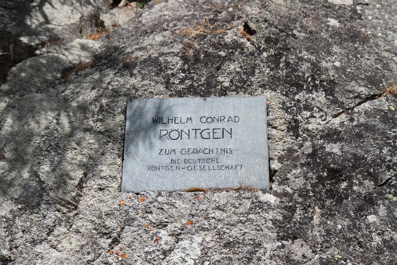 Roentgen%27s%20pathway%20and%20memorial%20tablet%2C%20Pontresina%20-%20005.JPG